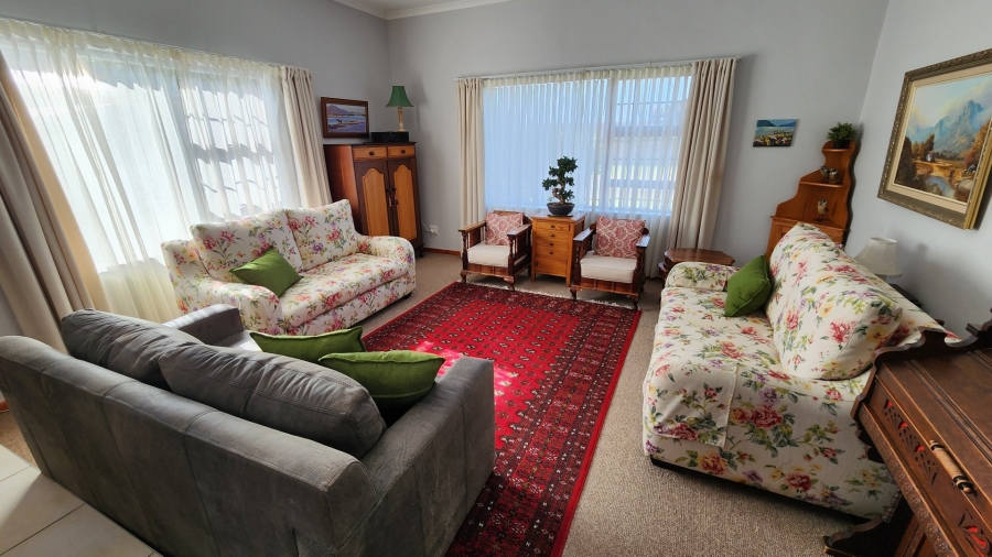 6 Bedroom Property for Sale in Fraaiuitsig Western Cape